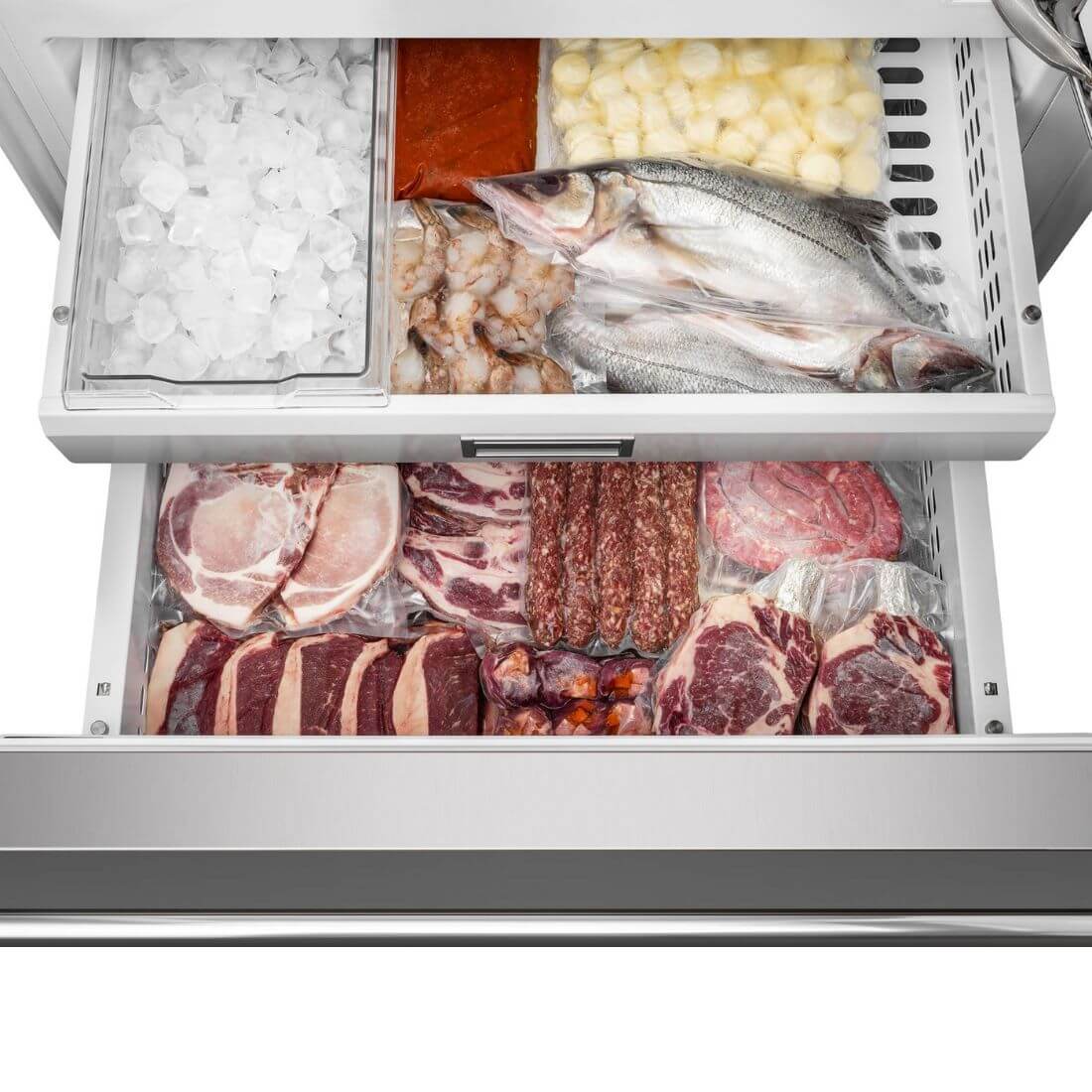 Gavetão do Refrigerador Bertazzoni com gelo e variedade de carnes frescas e peixes, otimizado para armazenamento eficiente.