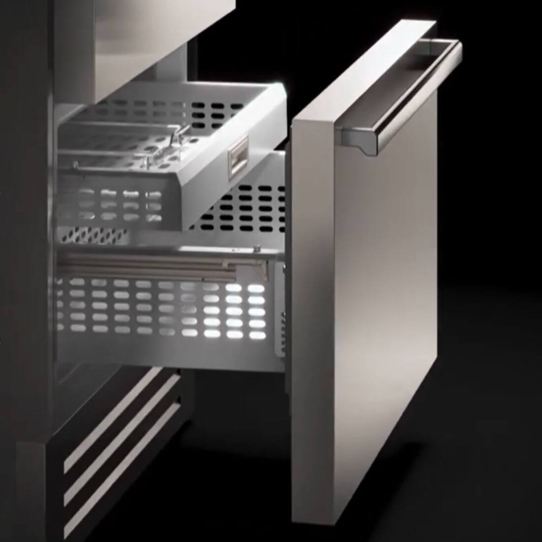 Gaveta do refrigerador Bertazzoni Professional com design em inox e compartimentos organizados.