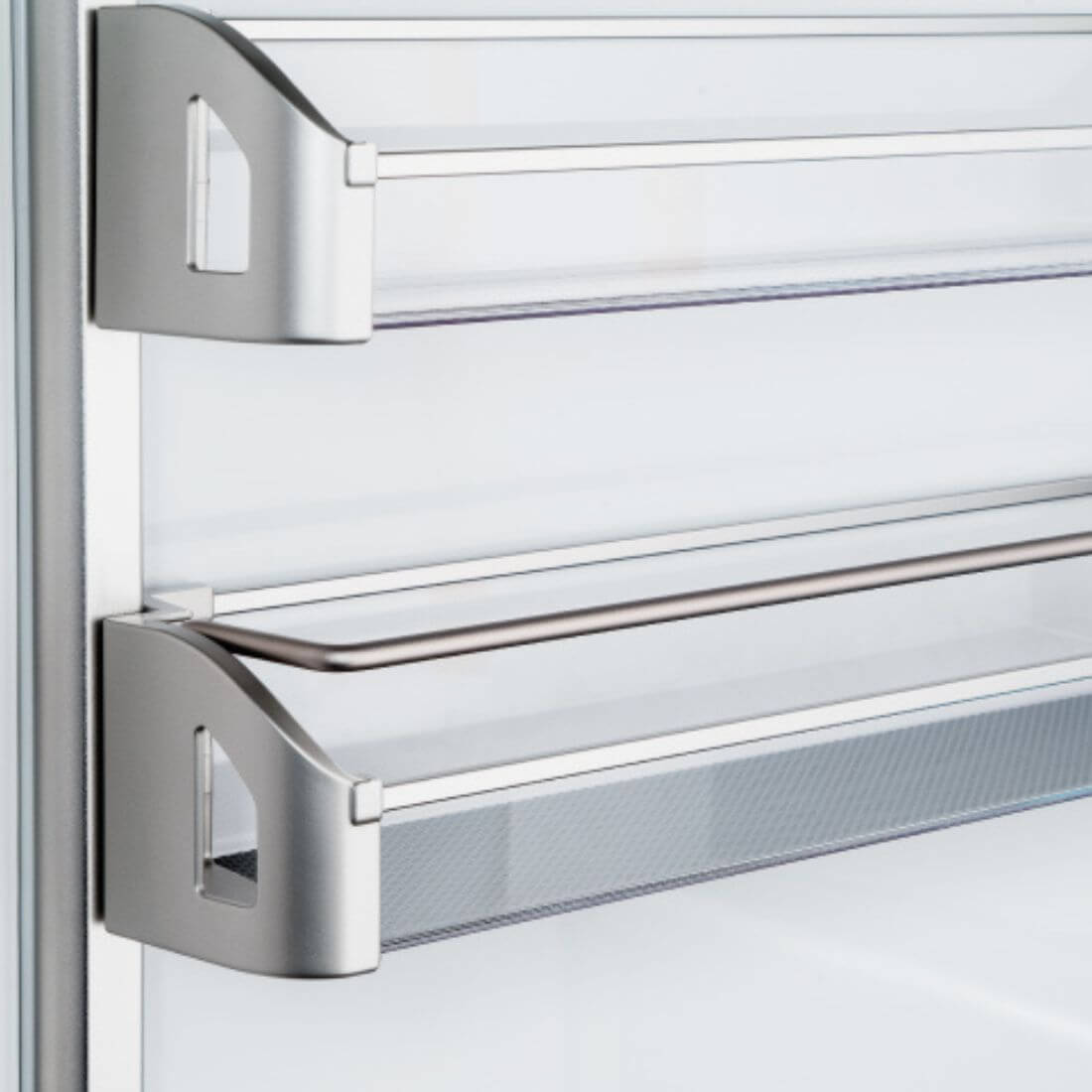 Detalhe das alças retangulares em inox do Refrigerador Bertazzoni Professional, design moderno e funcional.