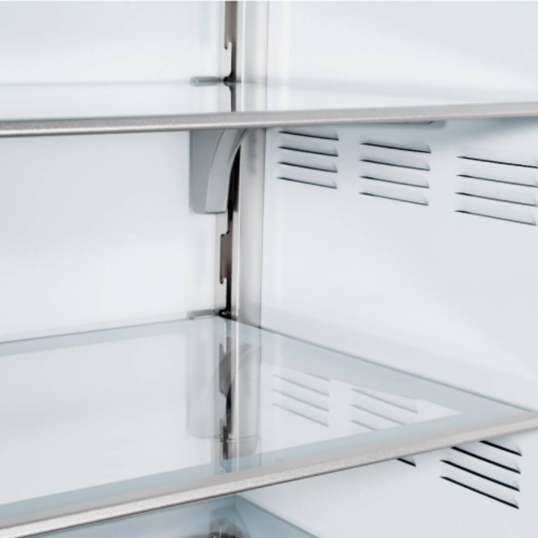 Interior do refrigerador Bertazzoni com prateleiras de vidro e detalhes em inox.