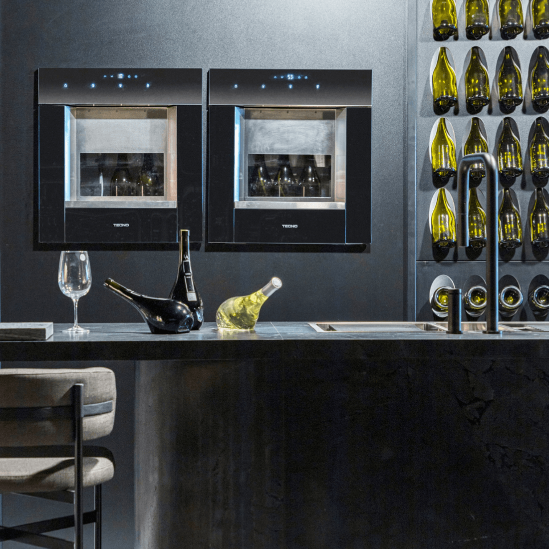 Dispenser de vinhos Tecno Vintage embutido, ideal para conservar e servir bebidas em casa.
