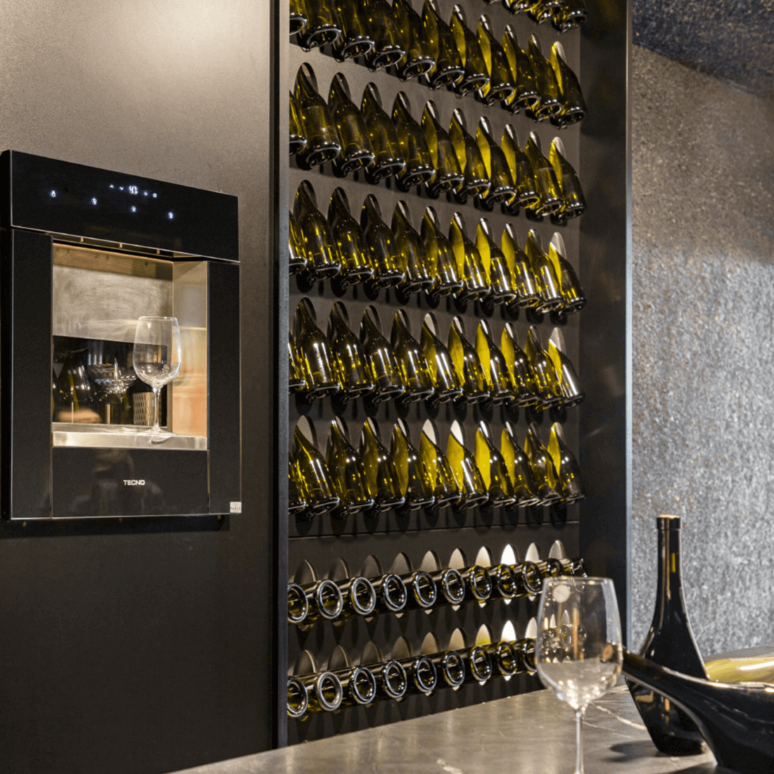 Dispenser de vinhos Tecno Vintage embutido em parede com garrafas e taças, ideal para conservar e servir bebidas.