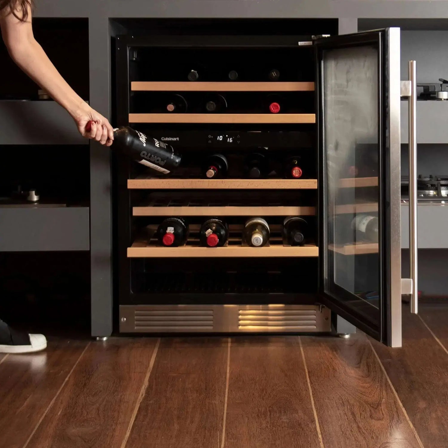Adega Cuisinart Arkton com portas abertas, mostrando garrafas de vinho na prateleira.