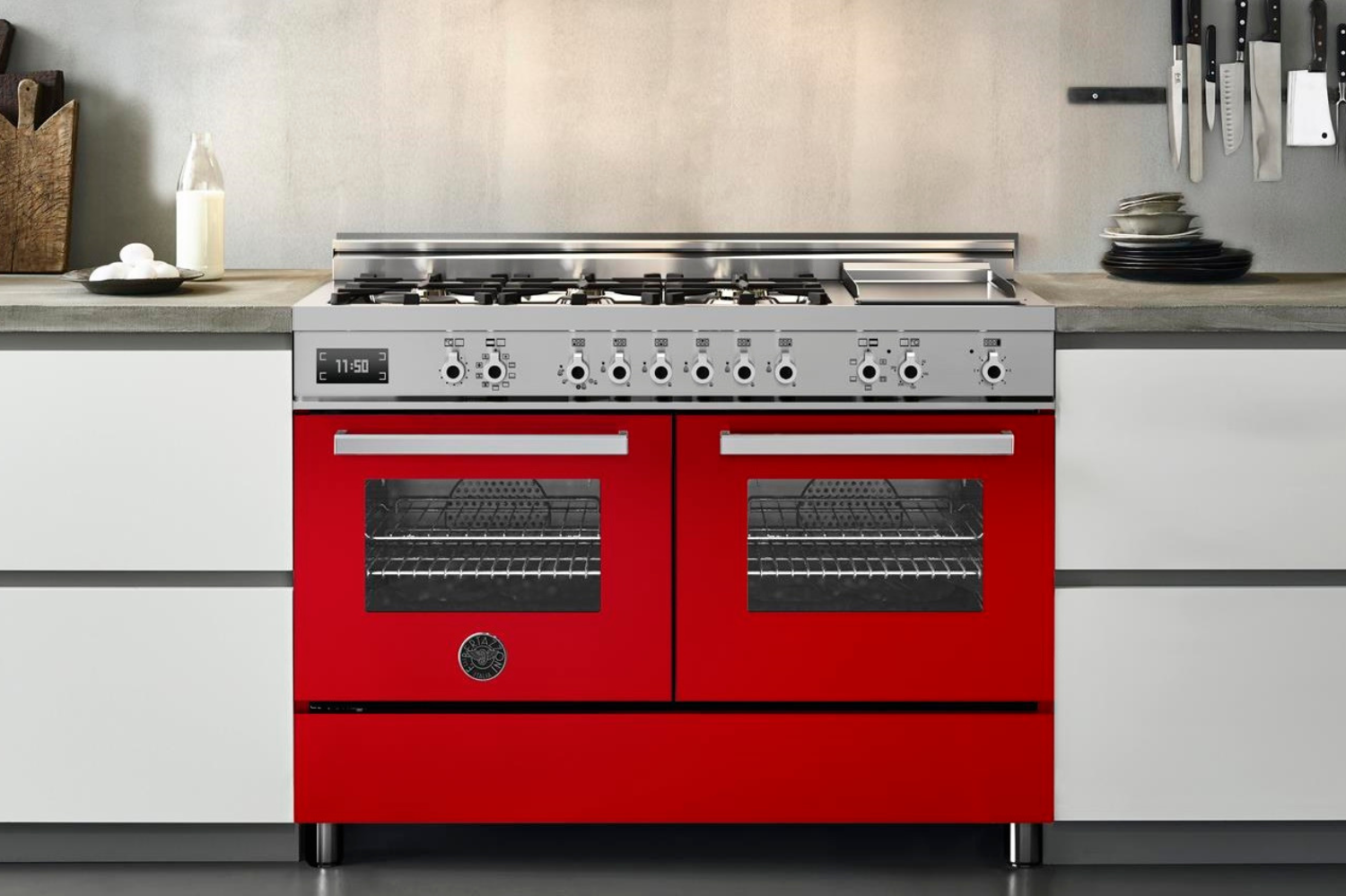 Fogões Profissionais Bertazzoni e Lofra em cozinha moderna com ilha, fogão a gás e eletrodomésticos embutidos