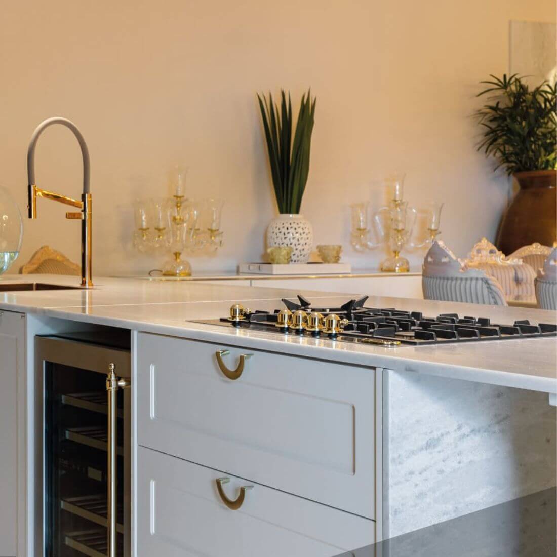 Cooktop 6 Bocas de luxo Bertazzoni instalado em cozinha moderna com detalhes em inox e decoração sofisticada.