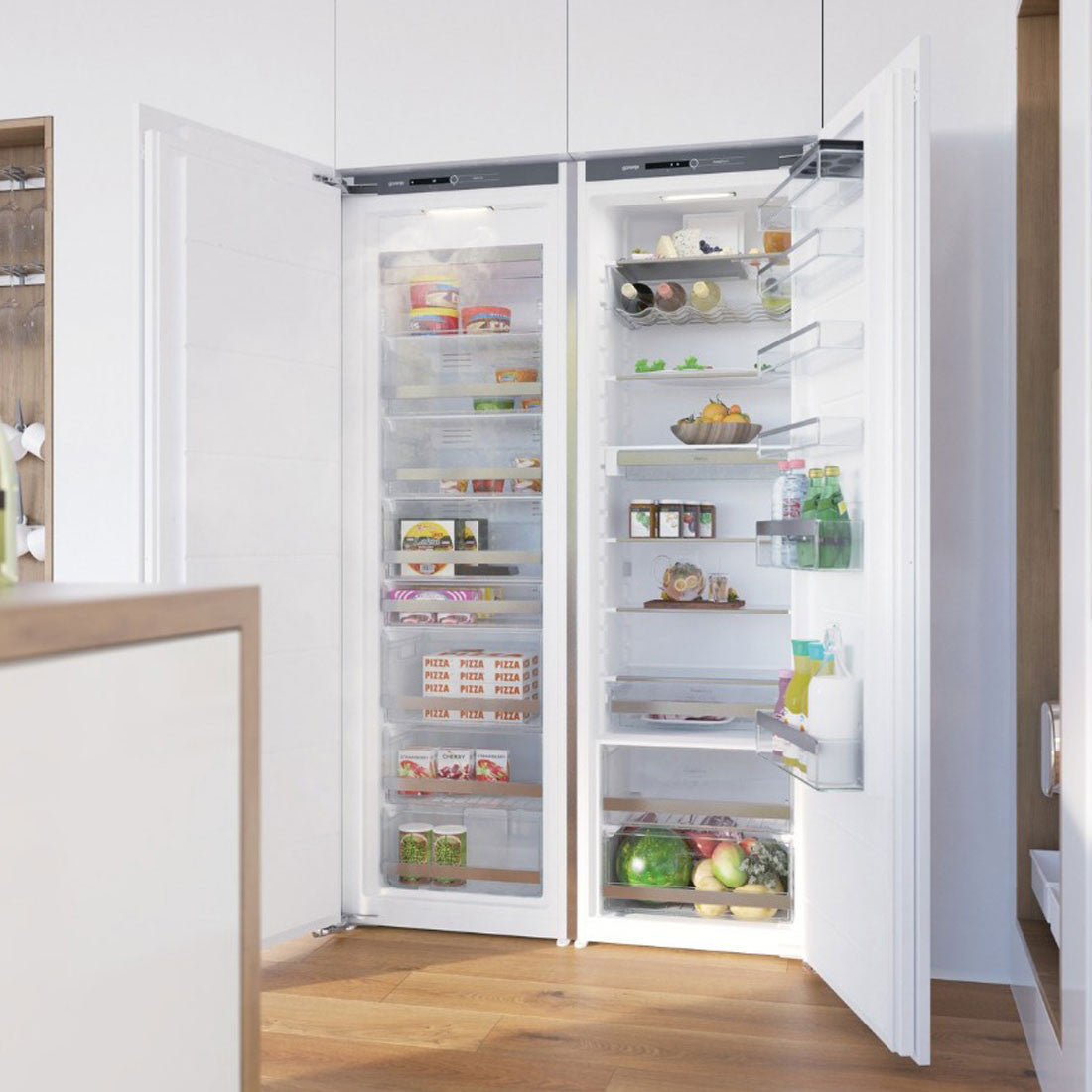 Geladeira Gorenje embutida com portas abertas, exibindo interior bem organizado e iluminado.