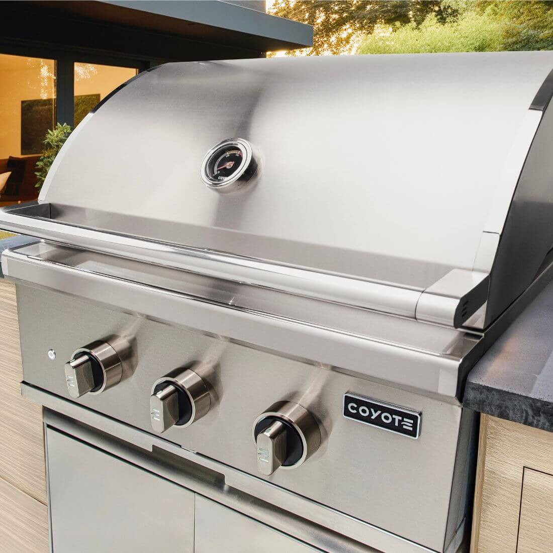 Churrasqueira a Gás Coyote Série SL3 1 Queimador com design moderno e acabamento em aço inox.