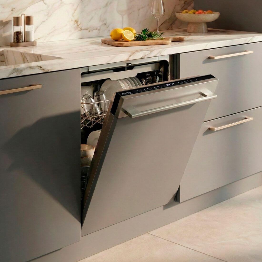 Alt Tag: Lava-Louças Evol embutida 60cm com porta para revestir, 3 cestos e painel integrável à marcenaria da cozinha
