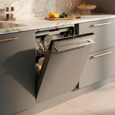 Alt Tag: Lava-Louças Evol embutida 60cm com porta para revestir, 3 cestos e painel integrável à marcenaria da cozinha