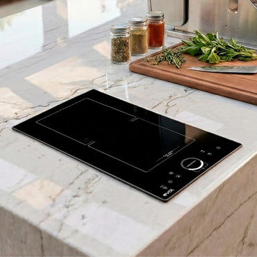 Cooktop Evol Indução 2 Bocas 30cm preto embutido com Zona Flex sobre bancada de mármore