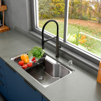 Cuba Debacco Funzionale 235 inox acetinada 78cm instalada em bancada com torneira preta e cesto de vegetais