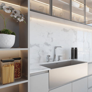 Cuba Mekal 70cm farm sink inox escovado instalada em cozinha moderna com bancada de mármore e nichos decorativos