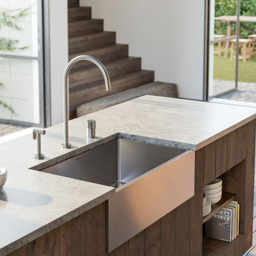 Alt Tag: Cuba Mekal 50cm Farm Sink inox escovado com avental frontal em bancada rústica — design farmhouse elegante