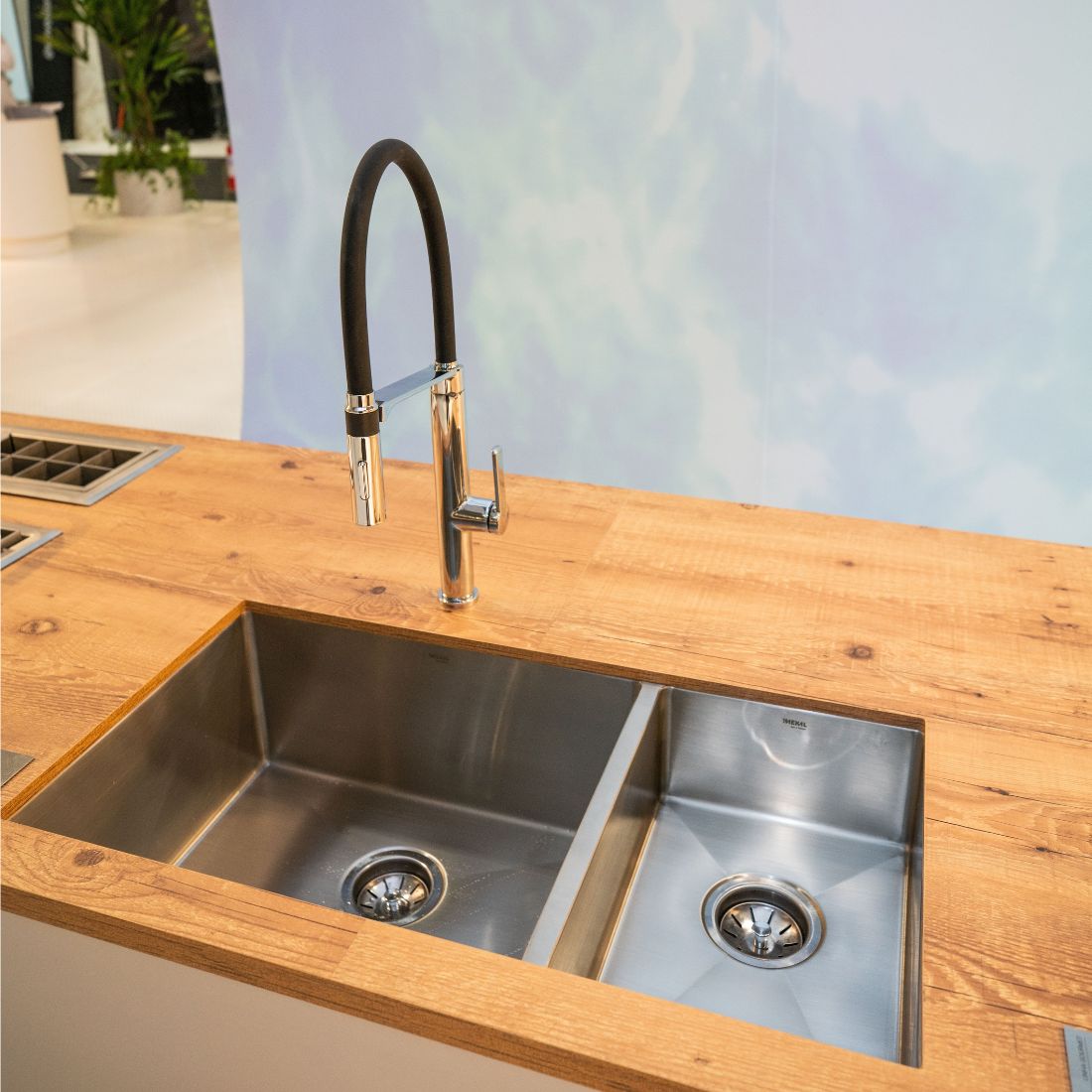 Cuba Mekal Dupla 86cm embutir inox escovado com duas cubas 50cm e 34cm, cantos retilíneos e acabamento impecável