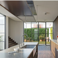 Cuba Mekal 50cm farm sink inox escovado com avental frontal em cozinha moderna com ilha e bancada de concreto