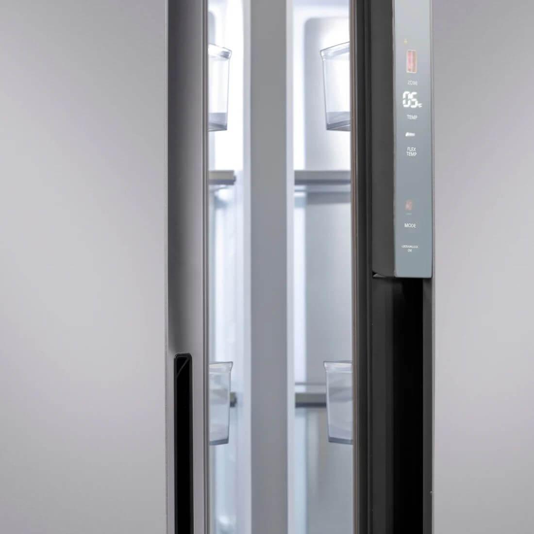  Refrigerador Evol Side by Side inox 436L com painel Smart e portas abertas para embutir