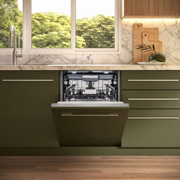 Alt Tag: Lava-Louças Tecno de Revestir inox 60cm embutida com porta aberta mostrando interior para 16 serviços