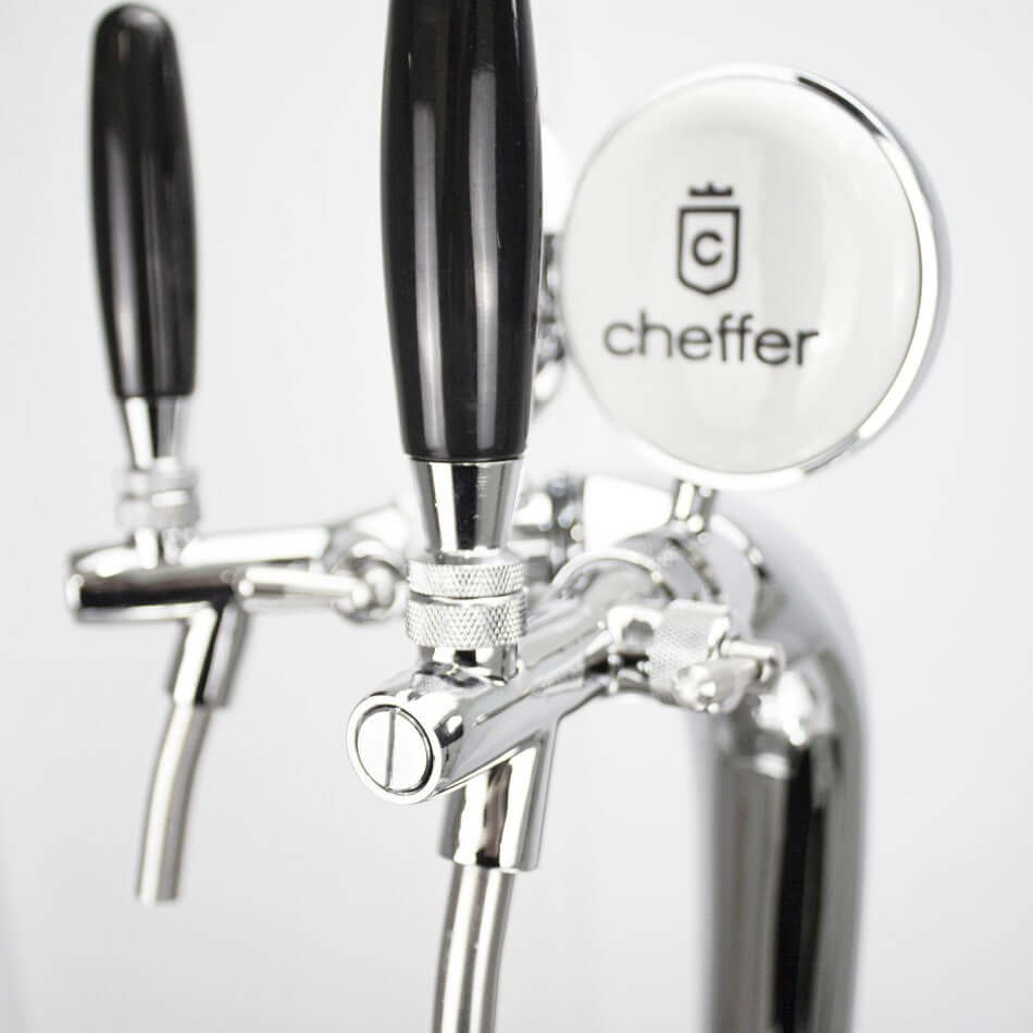 Detalhe das torneiras da Chopeira Naja Cheffer, com design elegante e funcional em acabamento cromado.