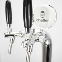 Detalhe das torneiras da Chopeira Naja Cheffer, com design elegante e funcional em acabamento cromado.