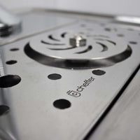 Detalhe da superfície de inox da Chopeira Naja da Cheffer com sistema de drenagem e logotipo.