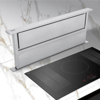 Coifa de Bancada Tecno Rise Inox 91cm instalada em bancada com cooktop sob uma superfície de mármore.