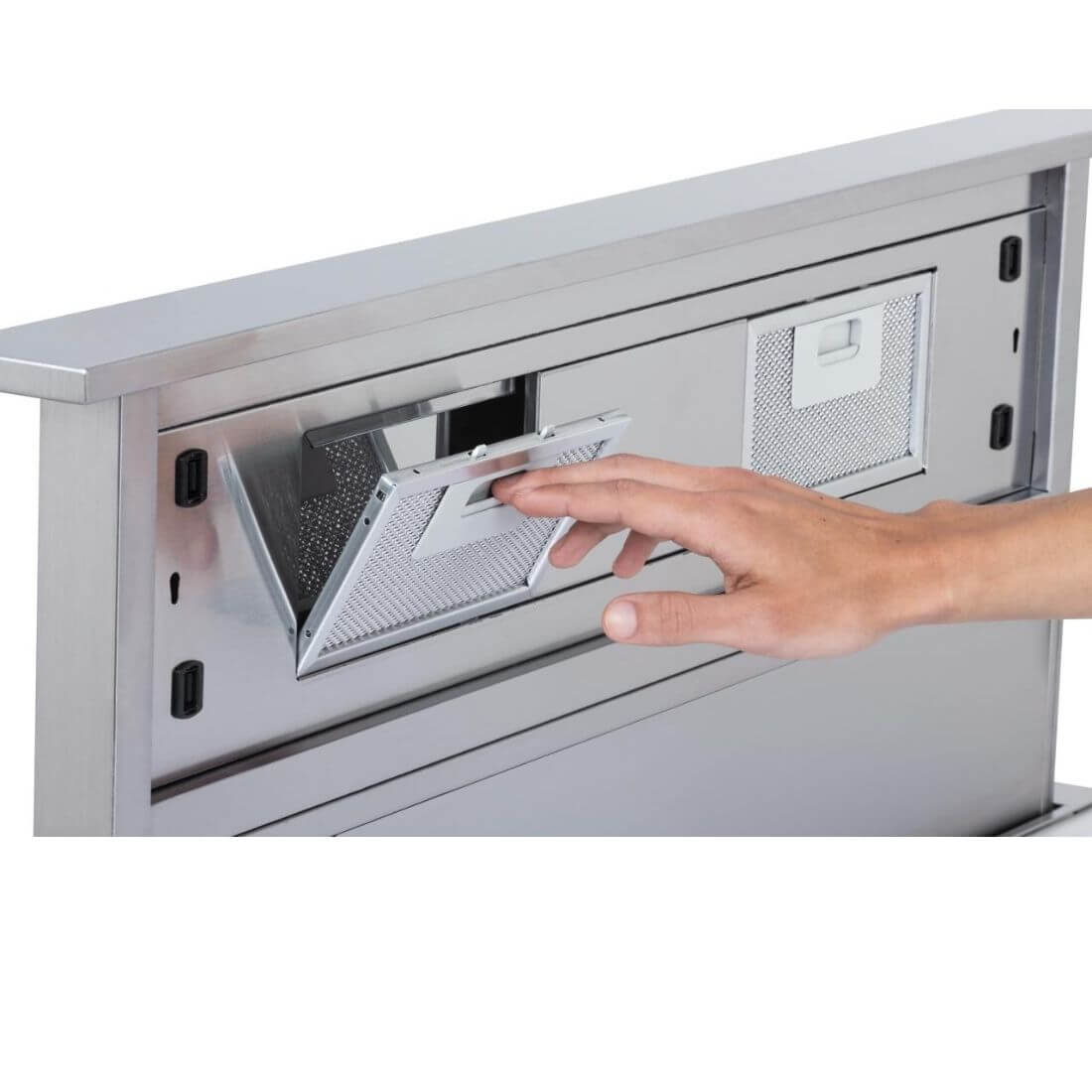 Coifa de Bancada Tecno Rise Inox 91cm com filtro removível em aço inox sendo manuseado.