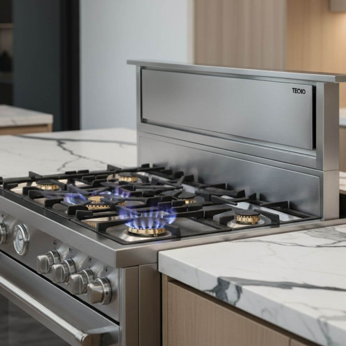 Coifa de Bancada Tecno Rise Inox 91cm instalada em fogão com queimadores acesos, integrando design e eficiência na cozinha.