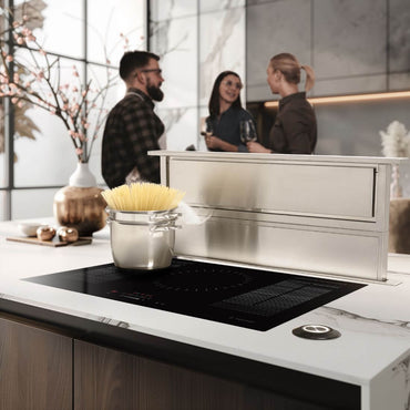 Coifa de Bancada Tecno Rise Inox 91cm com cozinha moderna e convidados em ambiente sofisticado.