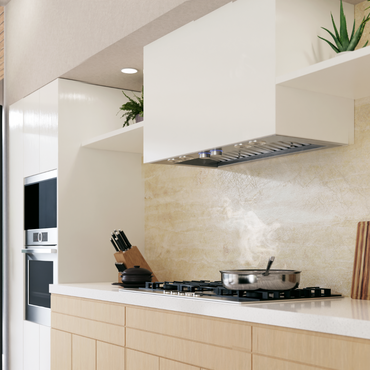 Coifa embutida em cozinha moderna, com design elegante e potente, acima de fogão a gás.