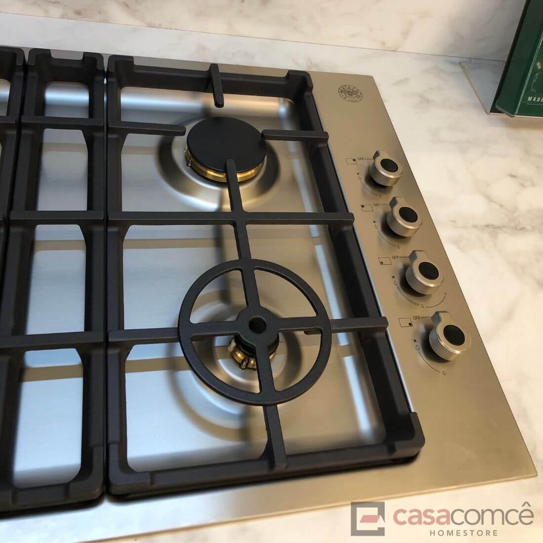 Cooktop Bertazzoni profissional a gás 4 bocas 75cm, com trempes robustas e acendimento automático.