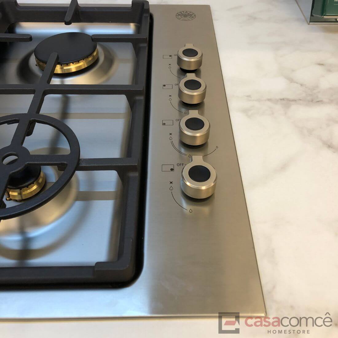 Cooktop a gás Bertazzoni com 4 queimadores e botões de controle em inox para alta performance.