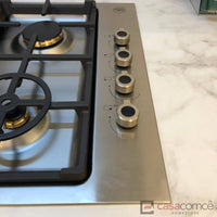 Cooktop a gás Bertazzoni com 4 queimadores e botões de controle em inox para alta performance.