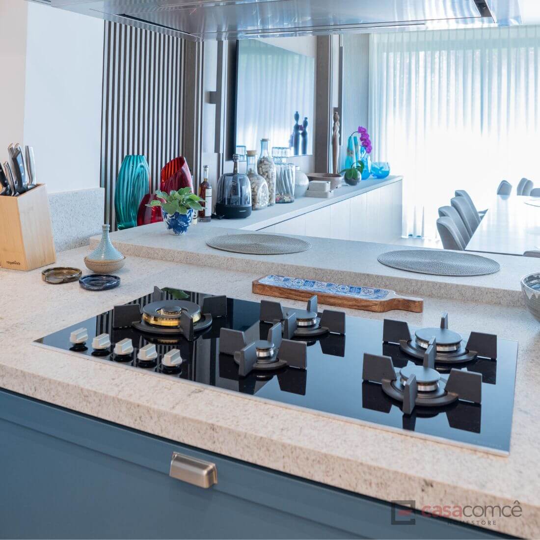 Cooktop Tecno a gás 5 bocas vitrocerâmico 90cm em cozinha moderna com mesa de granito.