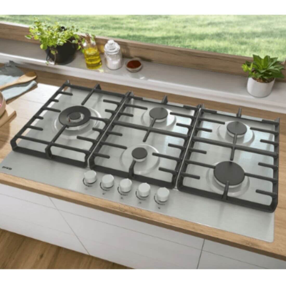 Cooktop a gás Gorenje 5 queimadores 90cm inox sobre bancada de madeira, com design moderno.