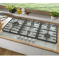 Cooktop a gás Gorenje 5 queimadores 90cm inox sobre bancada de madeira, com design moderno.