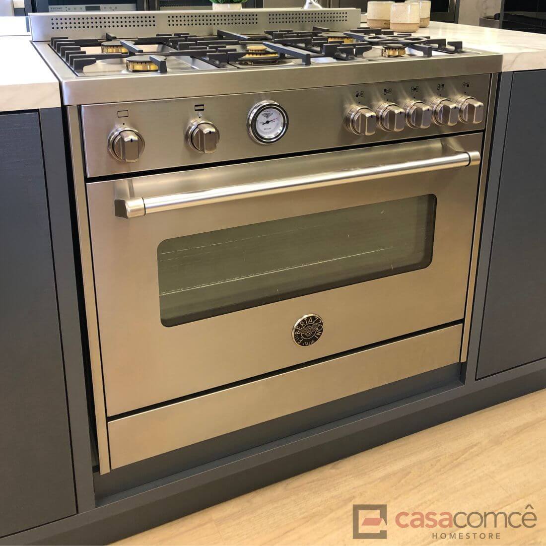 Fogão Bertazzoni Master 5 bocas com forno elétrico em inox escovado de 90cm e queimadores de alto desempenho.