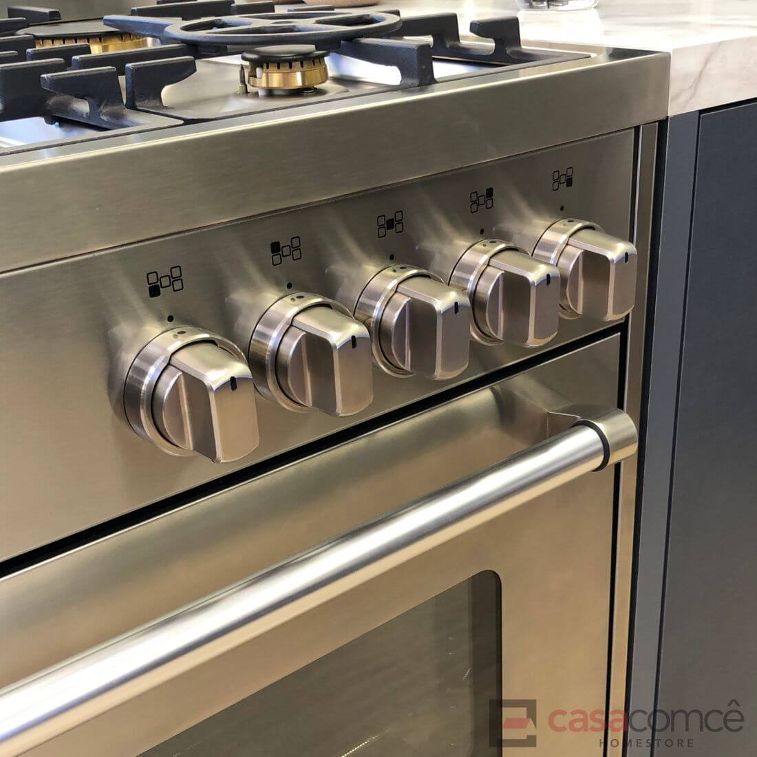 Controladores e forno do Fogão Bertazzoni Master 5 Bocas em inox escovado, com queimadores e design elegante.