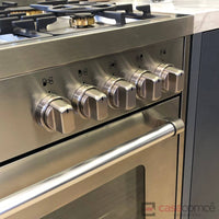 Controladores e forno do Fogão Bertazzoni Master 5 Bocas em inox escovado, com queimadores e design elegante.