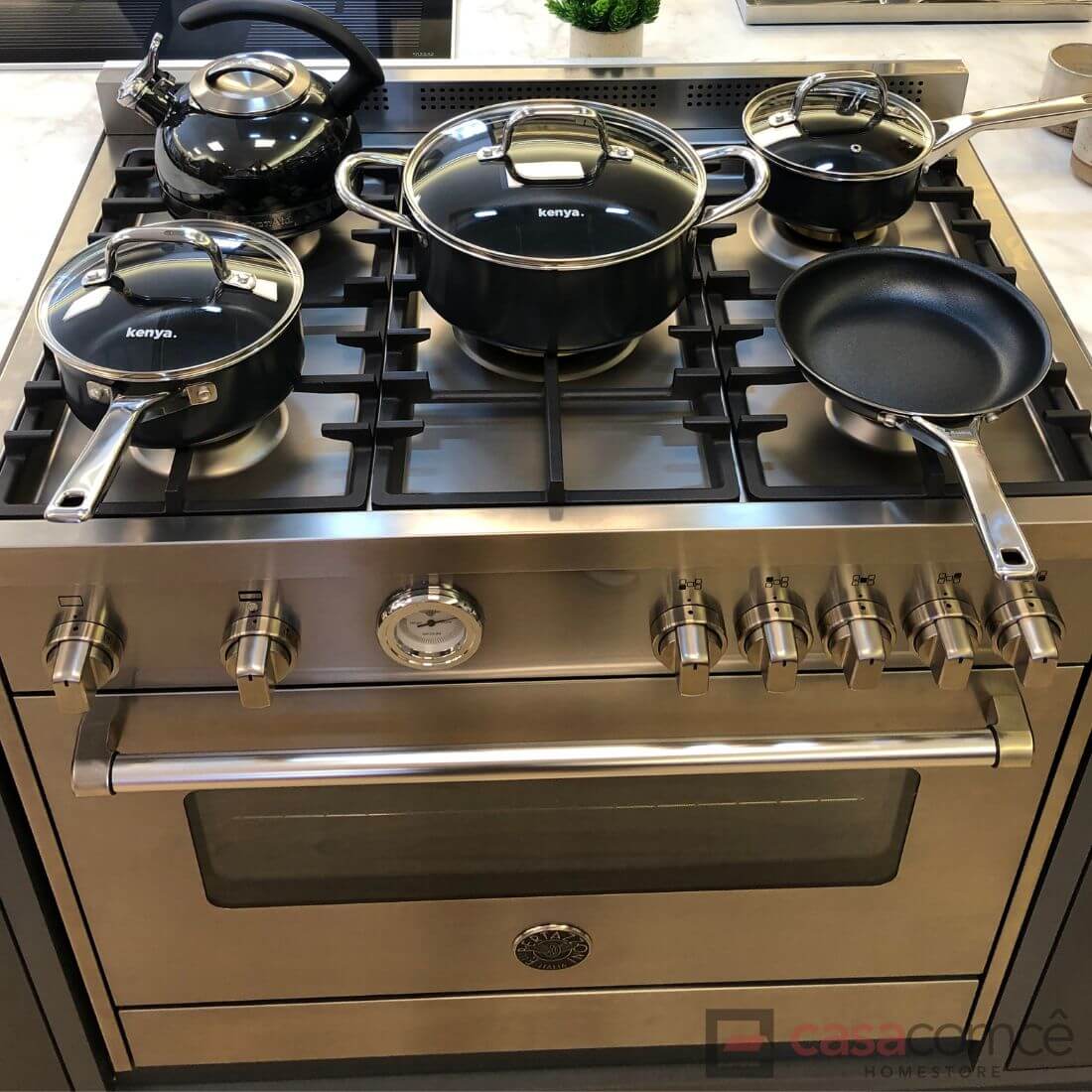 Fogão Bertazzoni Master inox com 5 queimadores e forno elétrico, ideal para cozinhar com estilo.