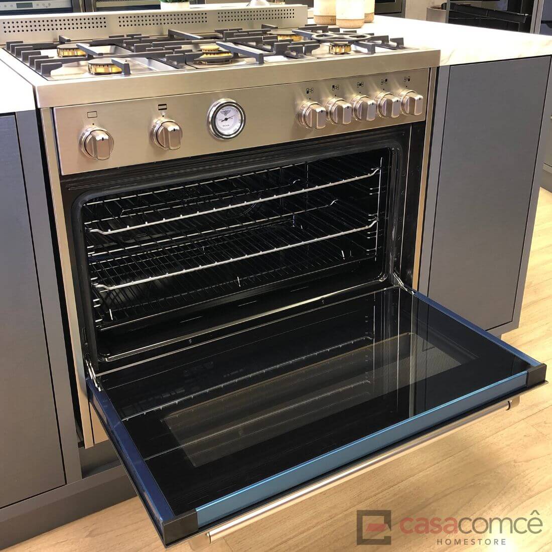 Fogão Bertazzoni Master 5 Bocas inox com forno elétrico ventilado e queimadores a gás, modelo de 90cm.