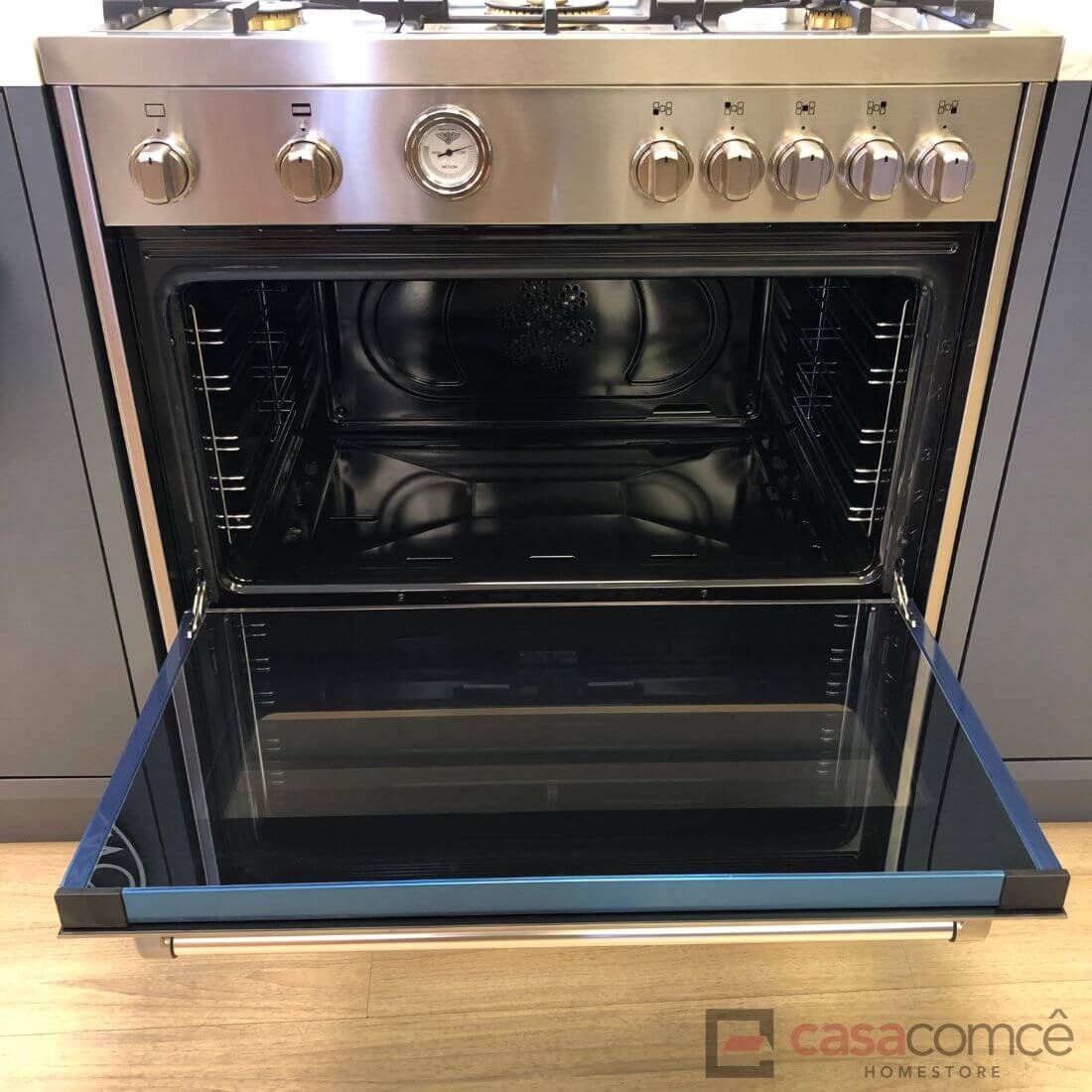 Fogão Bertazzoni Master 5 Bocas com forno elétrico aberto em inox escovado, ideal para cozinhas modernas.