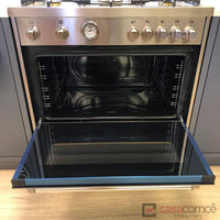 Fogão Bertazzoni Master 5 Bocas com forno elétrico aberto em inox escovado, ideal para cozinhas modernas.