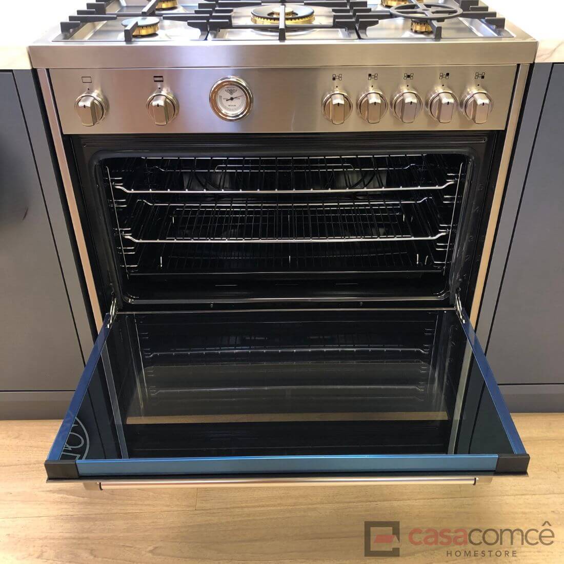 Fogão elétrico Bertazzoni de 5 bocas em inox, forno ventilado com amplo espaço e design moderno.