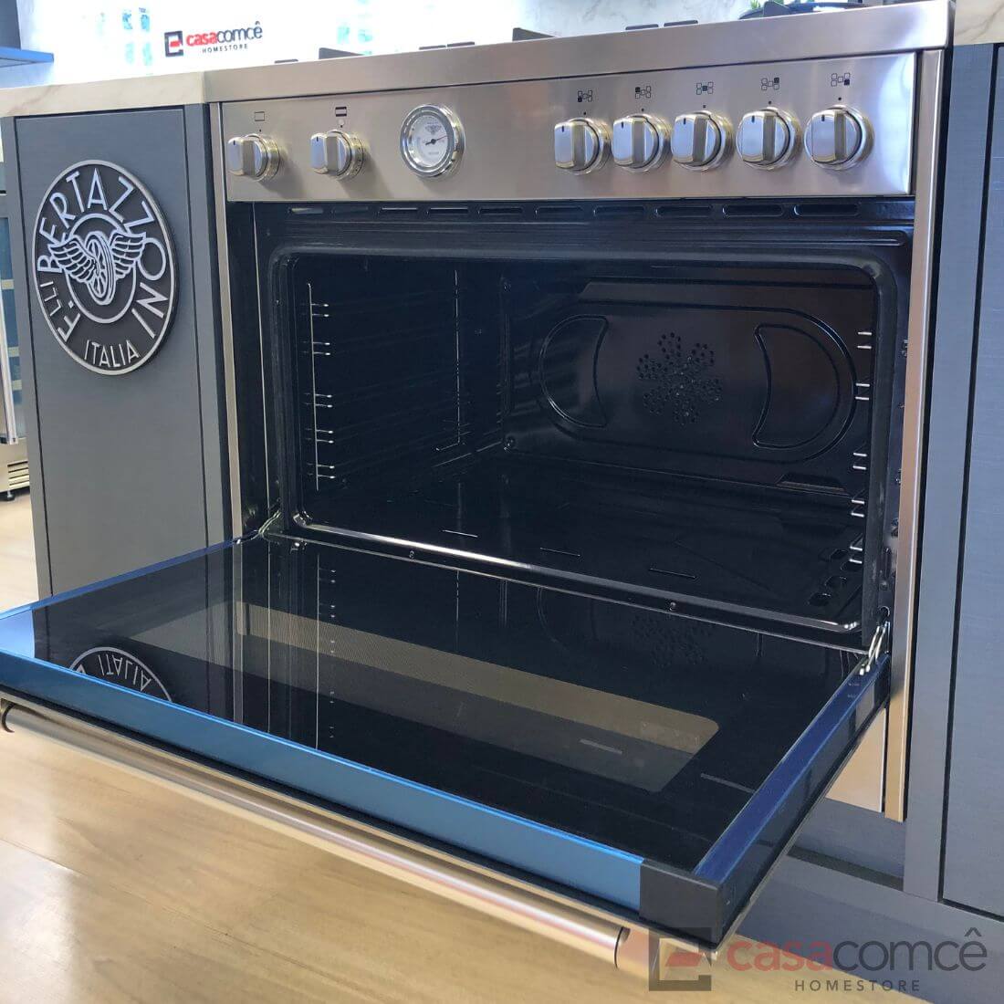 Fogão Bertazzoni Master inox de 90cm com forno elétrico ventilado e 5 queimadores a gás.