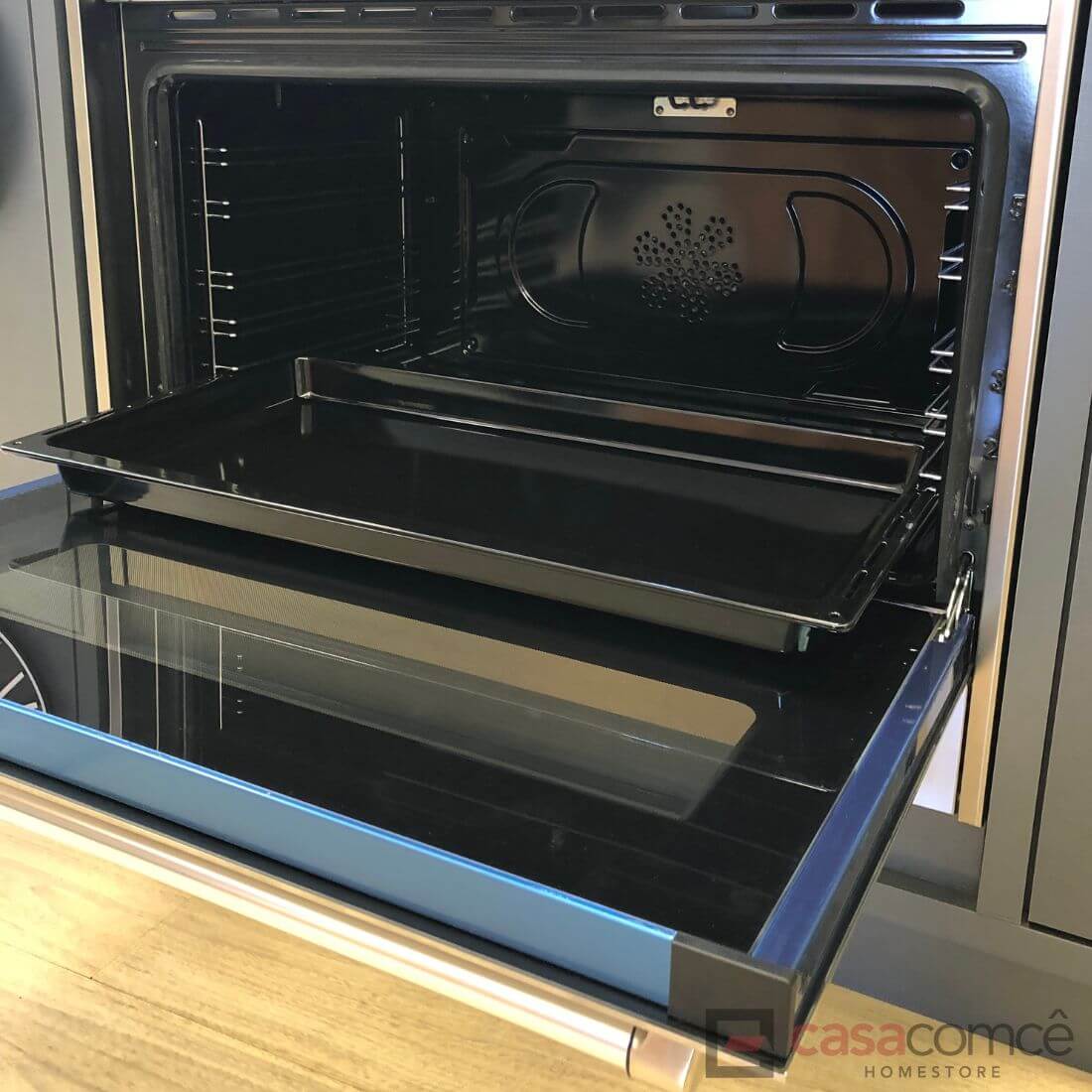 Forno elétrico Bertazzoni com bandeja interna e vidro frontal, ideal para assar alimentos com eficiência.