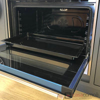 Forno elétrico Bertazzoni com bandeja interna e vidro frontal, ideal para assar alimentos com eficiência.