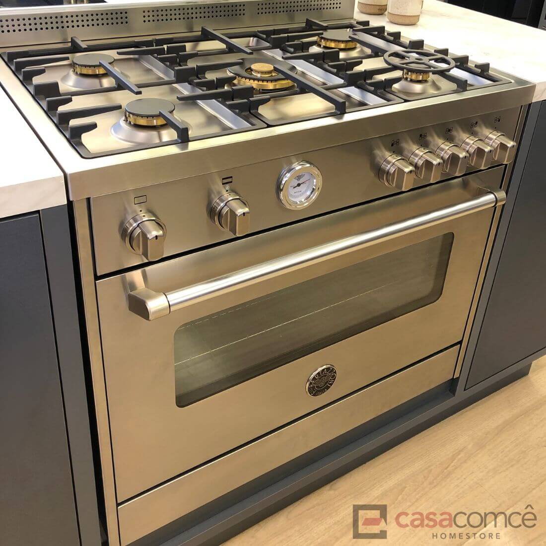 Fogão Bertazzoni Master 5 bocas em inox escovado com forno elétrico e queimadores Sabaf HE Full Brass.