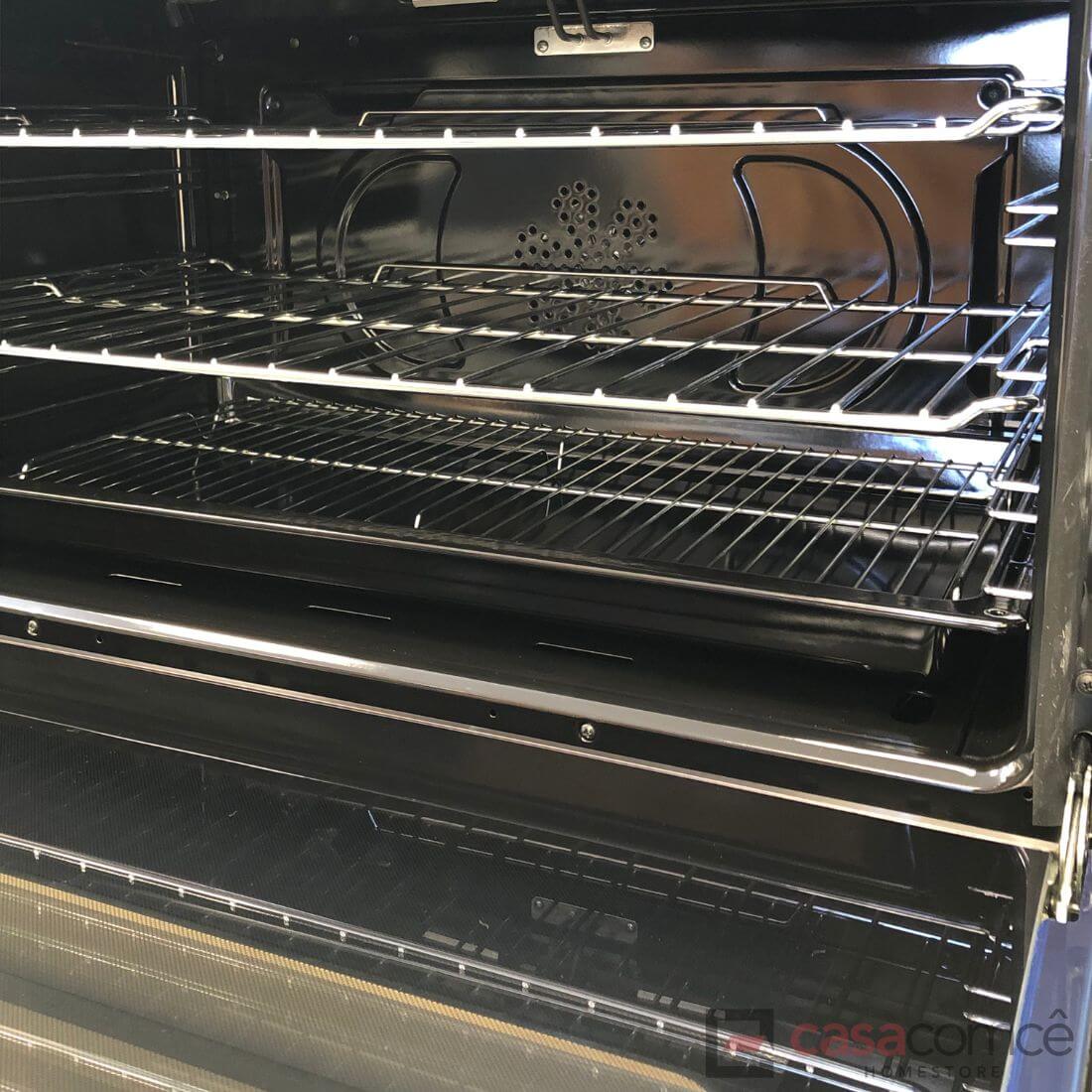 Interior do forno elétrico Bertazzoni Master com prateleiras de aço inox e espaço amplo para assar.