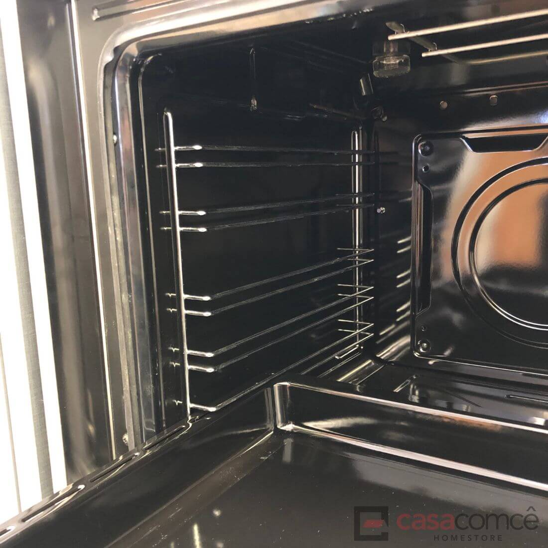 Interior do forno elétrico Bertazzoni com prateleiras de metal e revestimento escovado em inox.