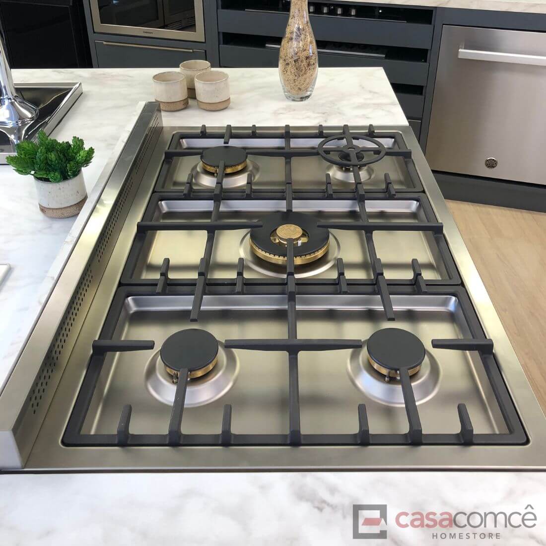 Fogão Bertazzoni com 5 queimadores em inox, vista superior do cooktop, decoração moderna na cozinha.